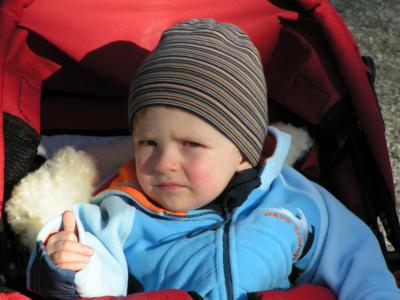 Junge im Kinderwagen