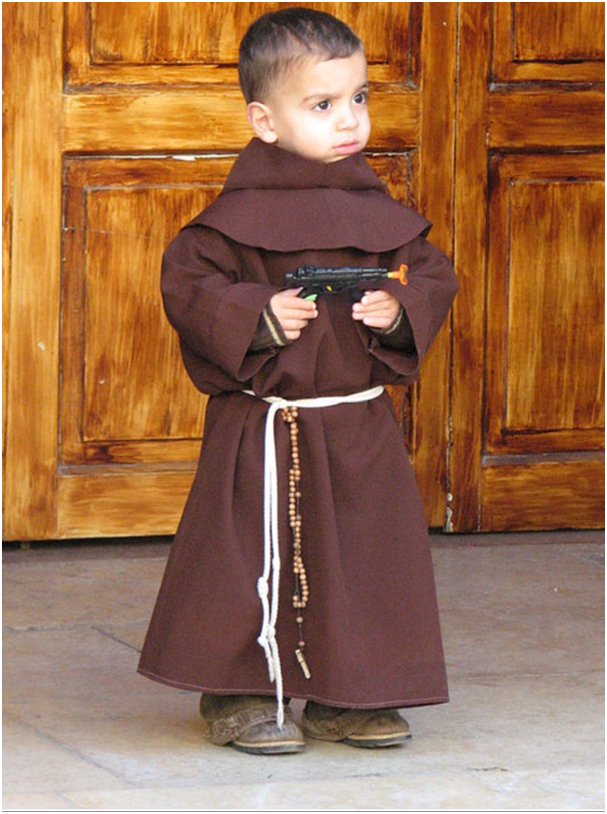 Junge aus Betlehem als Franziskaner verkleidet (c) P. Robert Jauch ofm, 2010
